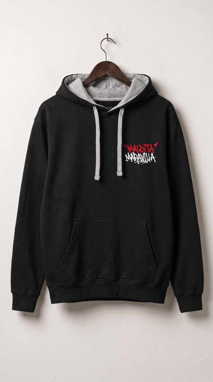 Sudadera negra Maldita Maravilla con capucha gris, vista frontal