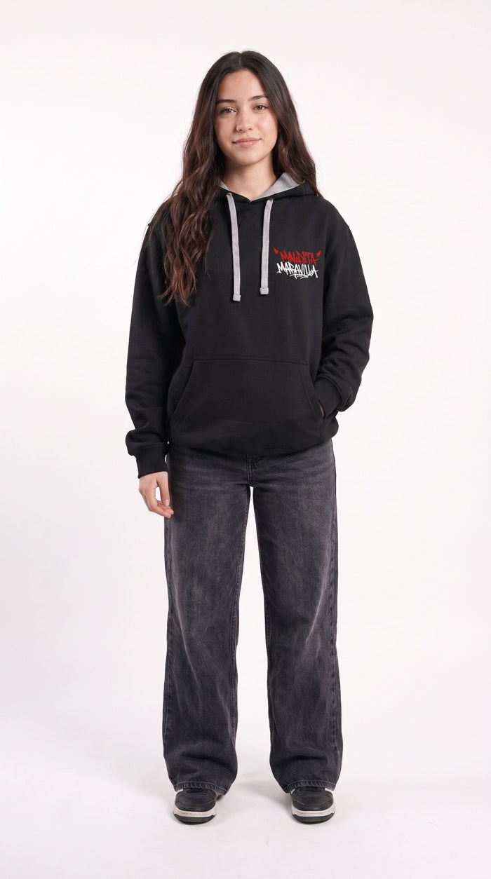 Chica con la sudadera Maldita Maravilla
